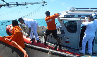 Rescata la Armada de México a un pescador en las costas de Lerma, Campeche