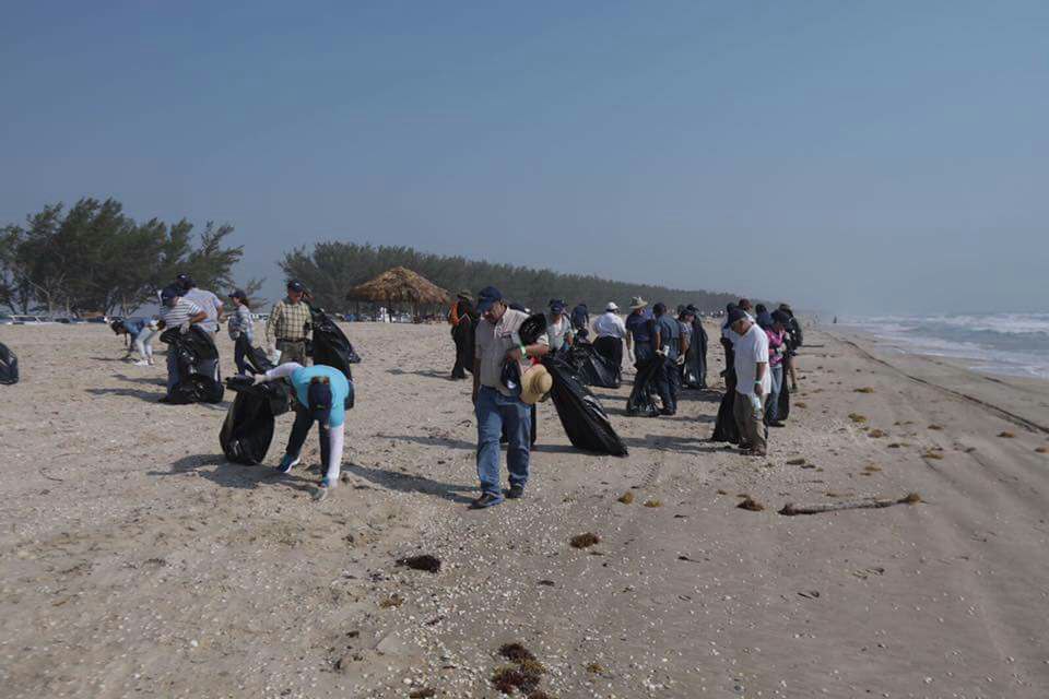 Participan dos mil personas en limpieza de playa de La Pesca en Tamaulipas