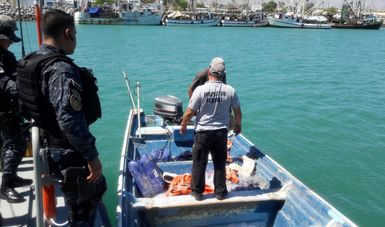 Detienen a dos personas por pesca ilegalmente con redes prohibidas y embarcación sin nombre ni matricula