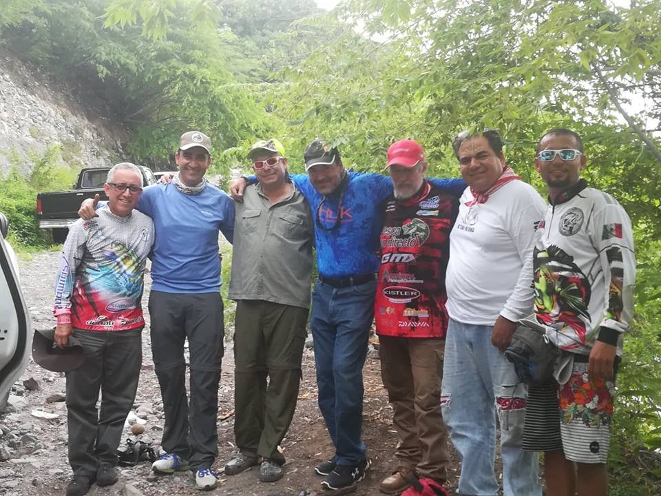 Lobinas de la presa Francisco J Múgica, en Michoacán