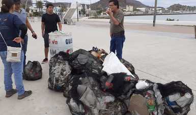Retiran desechos sólidos en el malecón de Guaymas, Sonora
