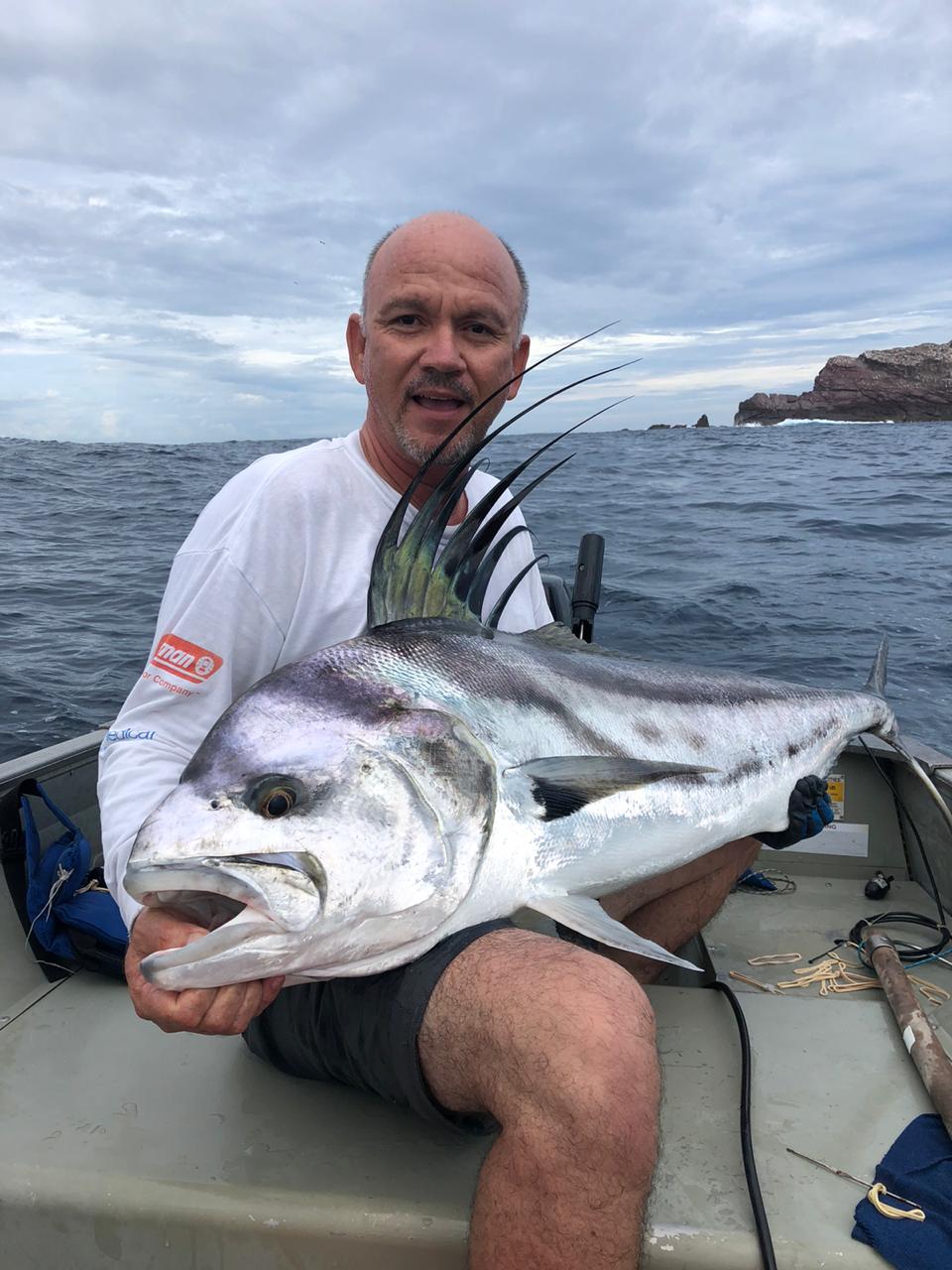 Santiago y Marko Alcaraz, capturan y liberan en Manzanillo, un gran pez gallo (Nematistius pectoralis) de 20 Kg