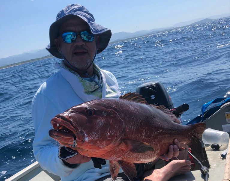 Emocionante pelea tiene Marko Alcaraz, con pargo de casi 9 kg, en roquedal submarino de Manzanillo