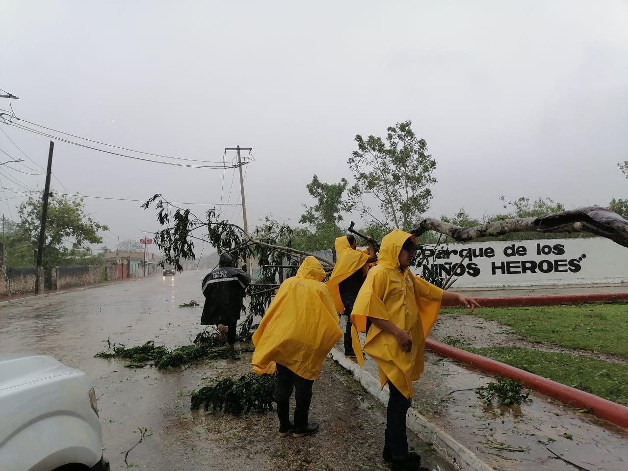 Evalúan daños físicos en infraestructura, y auxilian a la población en zonas afectadas por paso de huracán Delta