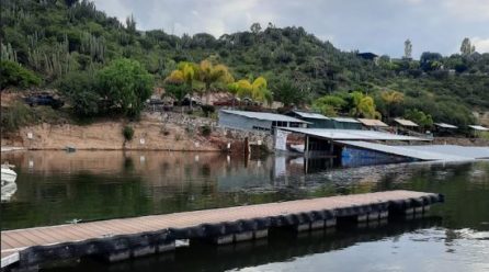 Se estabiliza nivel del agua en la presa Zimapán; queda mucha basura